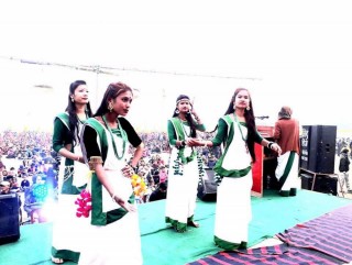 सप्तरीको शम्भुनाथमा बिहीबार आयोजित माघी महोत्सव कार्यक्रममा नृत्य गर्दै युवती । तस्वीर : रासस