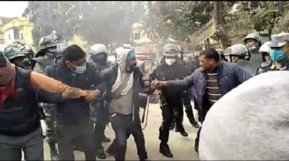 ओली र प्रचण्ड समूहबीच भिडन्त, प्रचण्ड समूहका आधा दर्जन यूवा पक्राउ