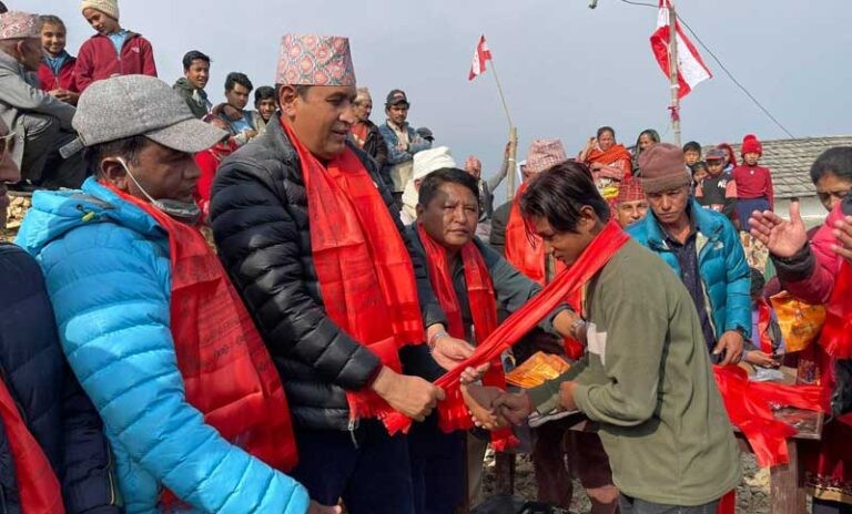 रामहरी खतिवडा, ओखलढुङगामा धमाधम नेकपाको जरोकिलो उखाल्दै, वरिष्ठ नेतृ सहित ५८ जना कांग्रेस भित्रिए