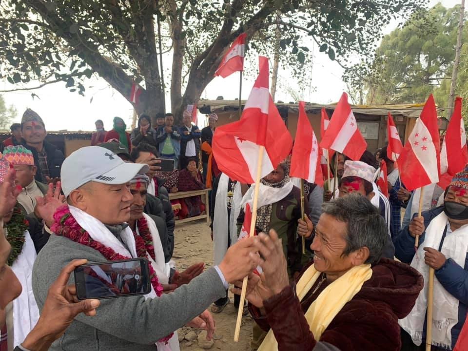 खोटाङ डिकुवाका ४ दर्जन बढी नेकपाका नेता कार्यकर्ता कांग्रेसमा प्रवेश, इवन राईले गरे भब्य स्वागत