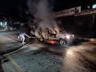 एका बिहानै ट्याक्सीमा आगजनी