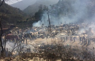 आगोको लप्काले हेर्दा हेर्दै खरानी बनायो ४९ घर, पीडितको उठिबास