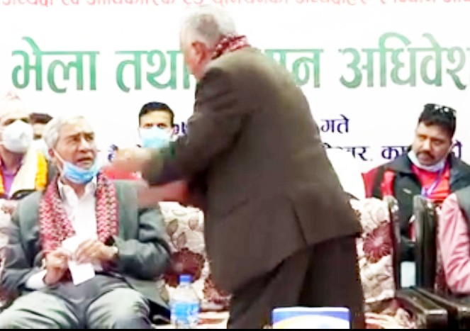 सार्वजनिक कार्यक्रममा देउवा र पौडेलले देखाए यस्तो नाटक