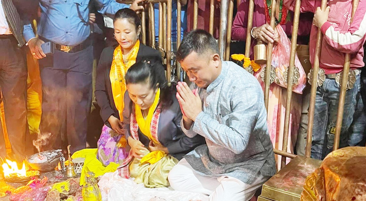 रामनवमी पर्वको अवशरमा हलेसी महादेवलाई पुजाअर्चना सहित गहना पहिर्‍याइयो