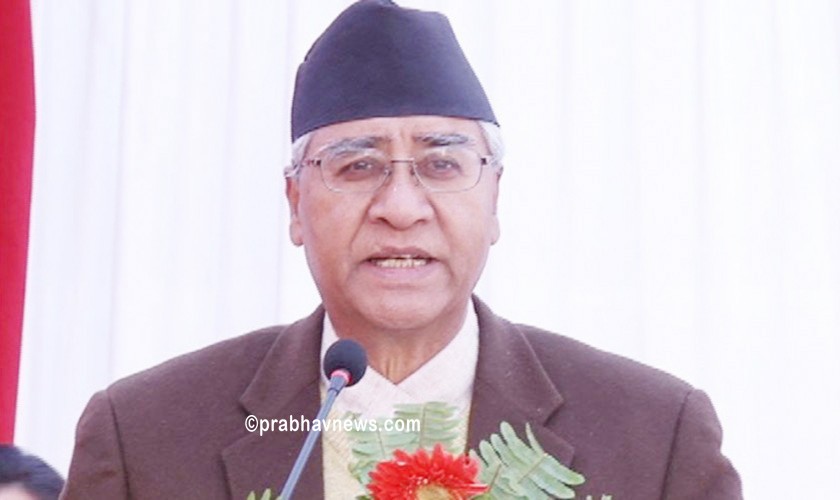 ओली सरकार कुर्सीकै खेलमा रहेको बेला देउवाले दिए महामारीमा स्वास्थ्य सामग्री