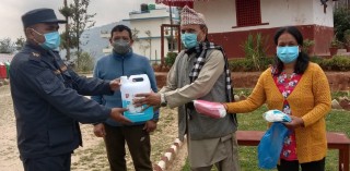 कोरोना संक्रमितलाई स्वास्थ्य सामग्री वितरण
