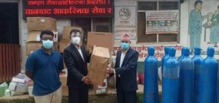 स्वास्थ्य कार्यालय खोटाङलाई स्वास्थ्य सामग्री हस्तान्तरण