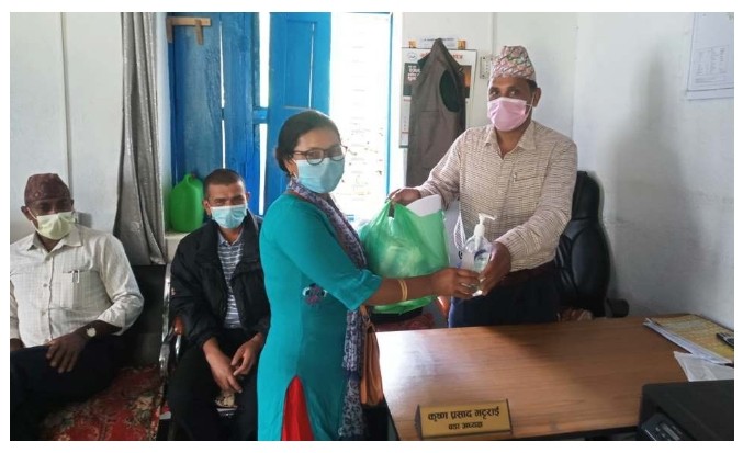 कोरोनाबाट आफ्ना नागरिकलाई जोगाउन यसो गर्दैछ्न वडाध्यक्ष र वडा सदस्य