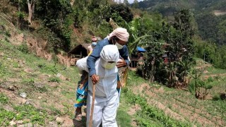 बिरामीको उद्धारमा यसरी खटिए गाउँपालिका अध्यक्ष