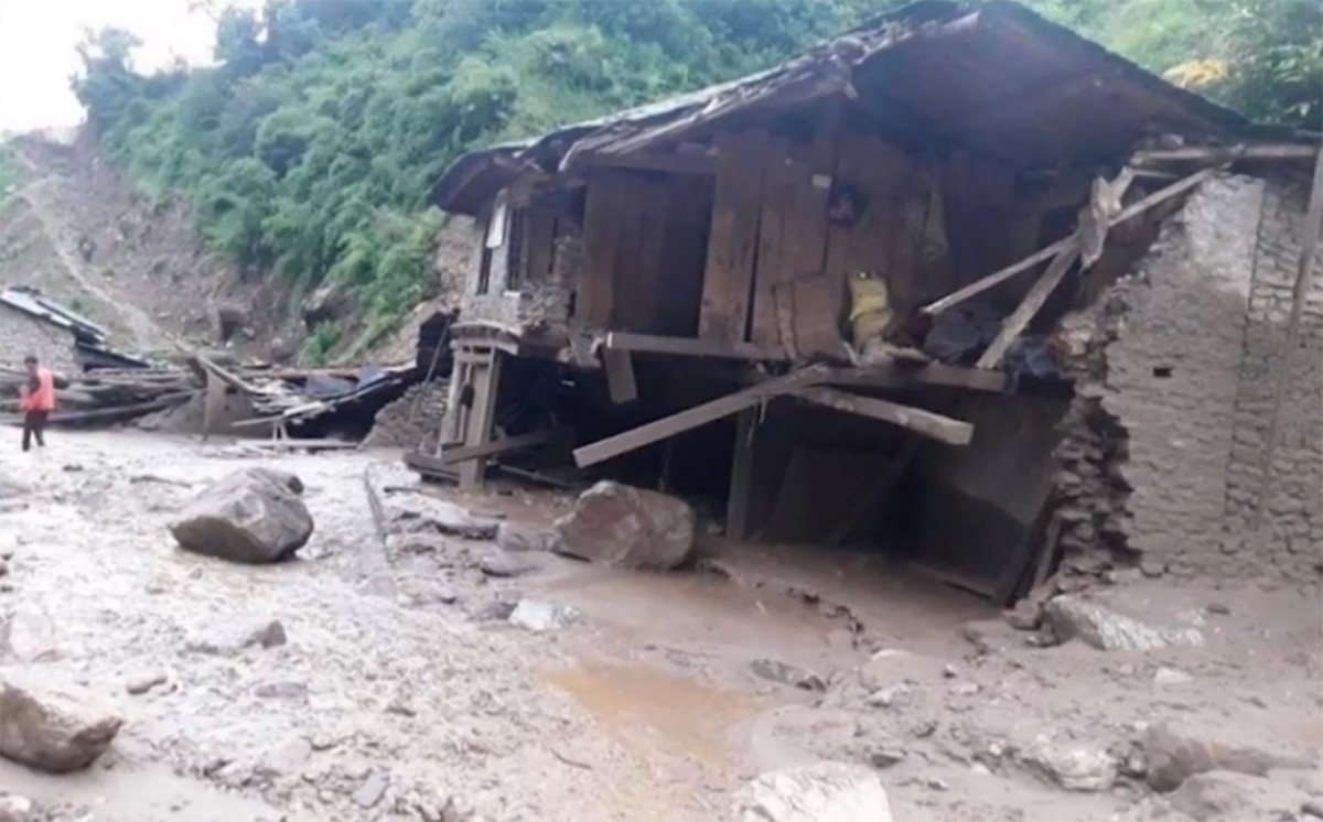 वर्षाका कारण खोटाङमा घर भत्कँदा  एक वालकको मृत्यु, तीन जना घाइते