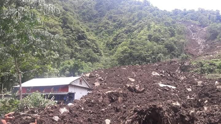 खोटाङमा पहिरोले दुई घर पुर्‍यो