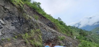 पहिरोका कारण खोटाङमा मध्यपहाडी लोकमार्ग अवरुद्ध, सडक विभाग मुखदर्शक
