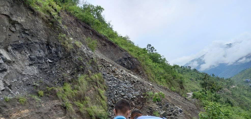 पहिरोका कारण खोटाङमा मध्यपहाडी लोकमार्ग अवरुद्ध, सडक विभाग मुखदर्शक