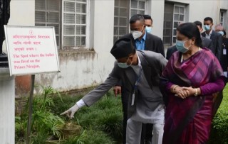 राजदरवारमा राष्ट्रपति सुटुक्कै जव पुगिन