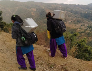 कोरोनाको खोप दिनभर पिठ्यूँमै बोकेर घर–घरमा पुग्छन स्वास्थ्कर्मी