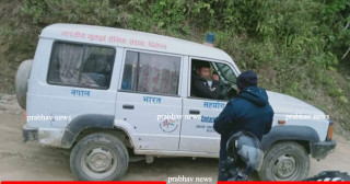 खोटाङमा विरामी बोक्न छोडेर गैरकानुनी धन्धा गर्दै भारतीय भूतपूर्व सैनिक संस्थाको एम्बुलेन्स
