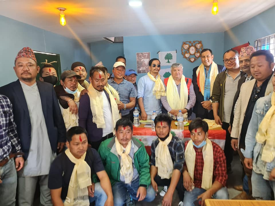 धनकुटामा कम्युनिष्टका एक सय बढी नेता कार्यकर्ता कांग्रेसमा प्रवेश, रामहरी र सुनिल बहादुरले गरे भव्य स्वागत
