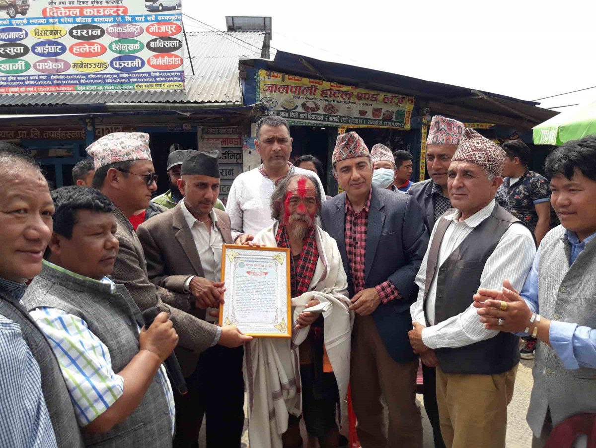 सडक हेरालुलाई यातायात व्यवसायी गरे सम्मान
