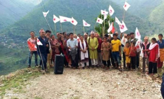 रावाबेंसी गाउँपालिकामा एमालेका उम्मेद्वारले बालबालिकालाई पार्टीको झण्डा बोकाएपछि..