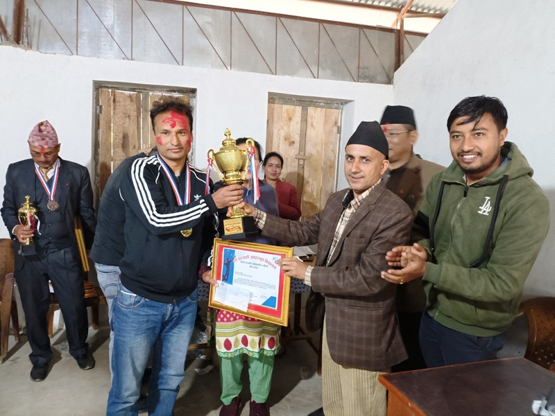 माउण्ट एभरेष्ट बोर्डिङले जित्यो शिक्षकको जिल्लास्तरीय ब्याडमिन्टन प्रतियोगिताको उपाधि