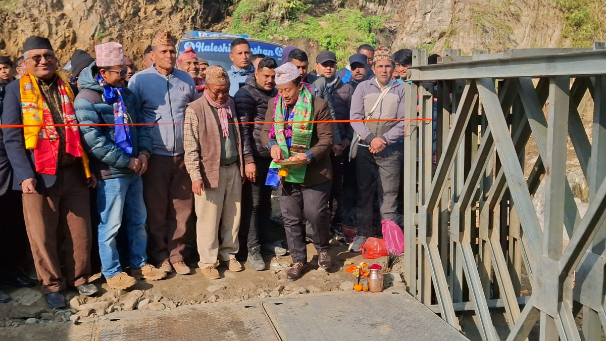 बाढीले पुल बगाएको साढे तीन महिनापछि फोक्सिङटारमा अस्थायी बेलिब्रिज, यातायातमा सहज