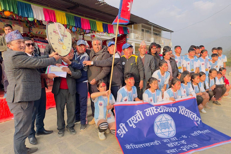 पृथ्वी माध्यमिक विद्यालय बाक्सिलाले उचाल्यो राष्ट्रपति रनिङ शिल्ड