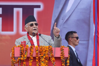 ओलीले प्रचण्डलाई भने– देशका सबैभन्दा ठूला लुटेरा
