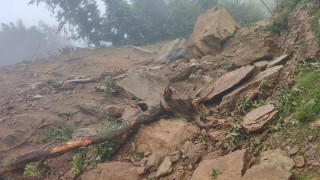 सडकमा पहिरो खसेपछि दिक्तेल-जयरामघाट सडक अवरुद्ध